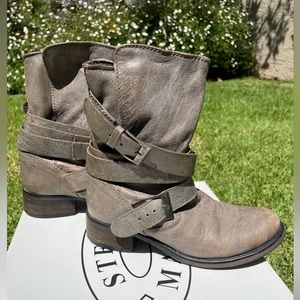 Size 6 gray leather Steve Madden boots